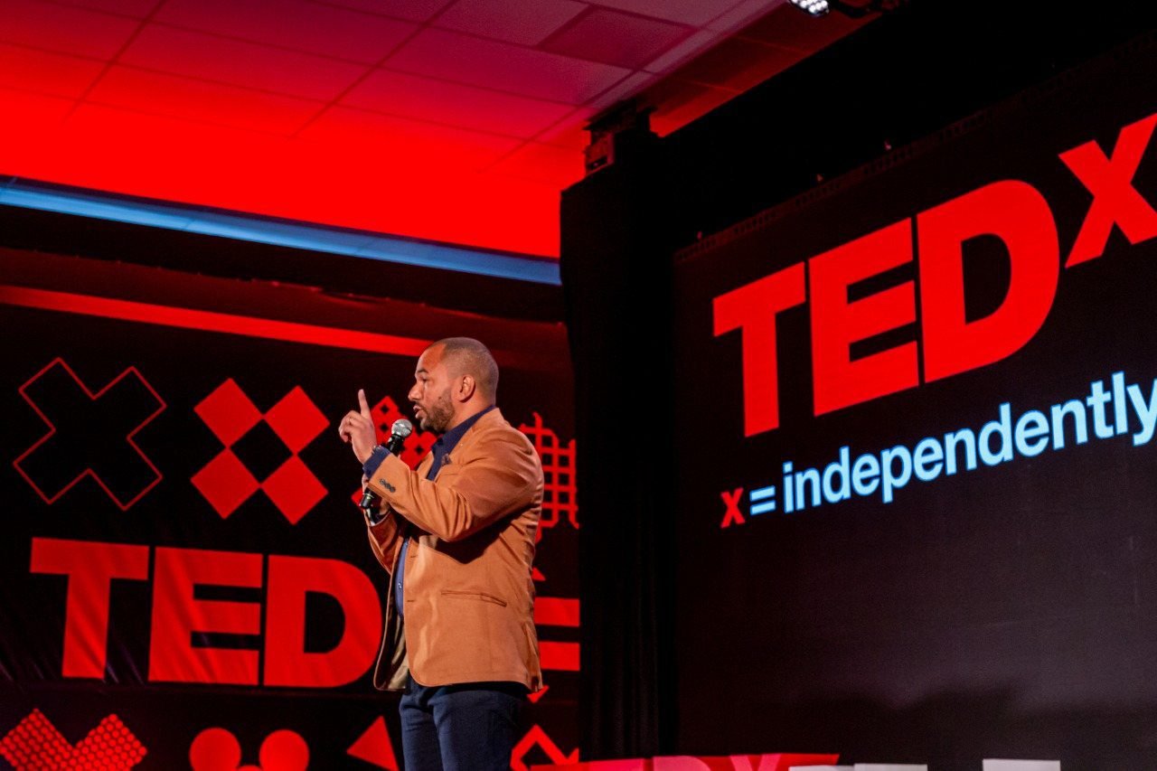 Ricardo Voz no palco do TEDx